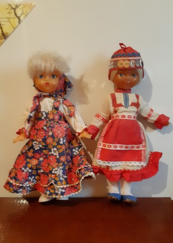 Deux poupées folkloriques - deux,