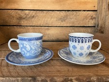 2 petites tasses à café et