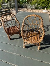 Deux fauteuils de poupees en