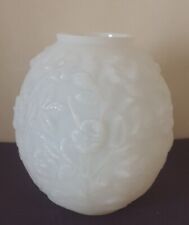 VERLYS, très joli vase en verre opalescent, Les Eglantines