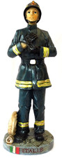 STATUETTE Sapeurs pompiers - ITALIE POMPIER AVEC LANCE RESINE 14.5 cm H N° 300