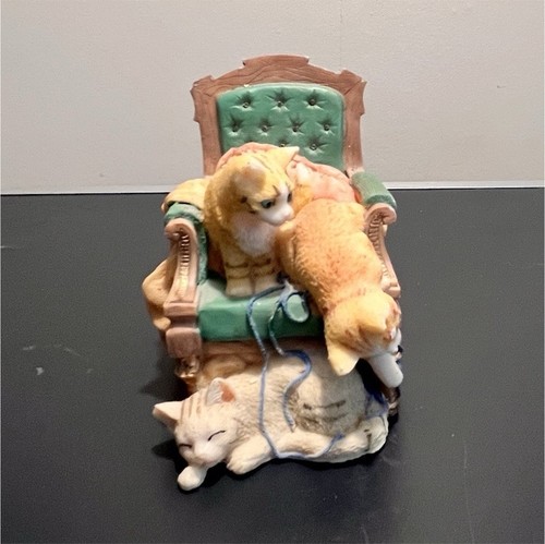 Figurine chat sur - , fauteuil
