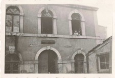 OLD PHOTOGRAPH SMALL GROUP OF CHILDREN AT THE WINDOW