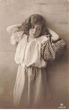 Child - Girl wearing a baluchon