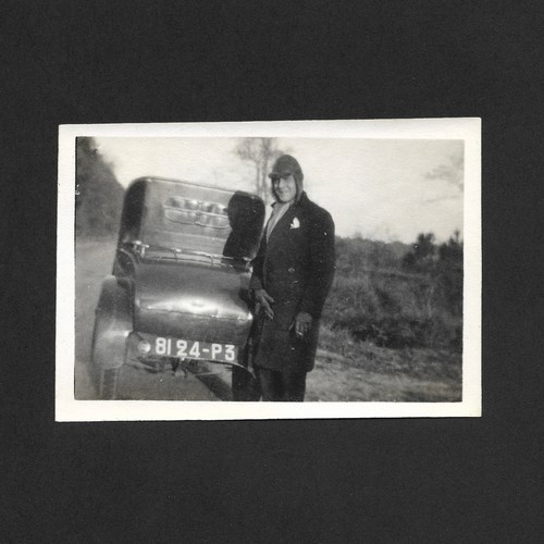 Homme souriant voiture bonnet - voiture,