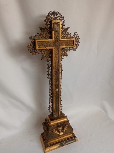 Ancien crucifix sur - , socle
