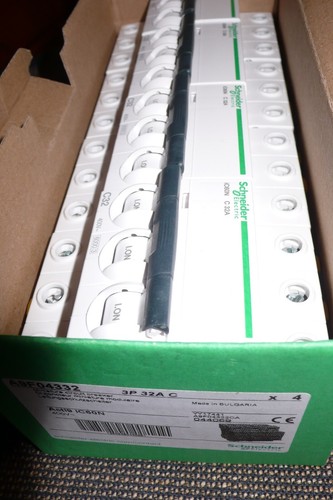 Disjoncteur 32a triphase c32 - disjoncteur,