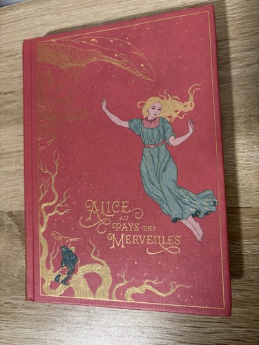 Alice pays des - des,