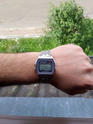 Montre digitale vintage acier