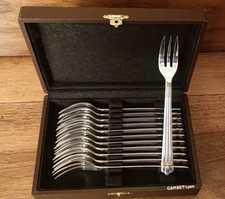 Douze fourchettes à dessert -