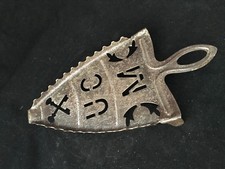 Plaque Repose Fer à Repasser en Fer décor de Clefs entrelacées XVIII ou XIX 