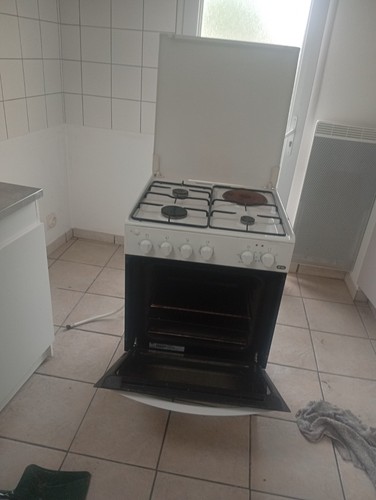 Une cuisinière gaz avec 3 - cuisinière,