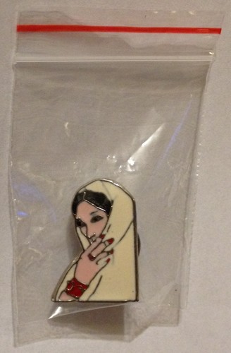Pin femme voilée - pin's,