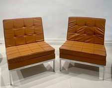 pair of camel leather armchairs by Florence Knoll / Paire de chauffeuses en cuir