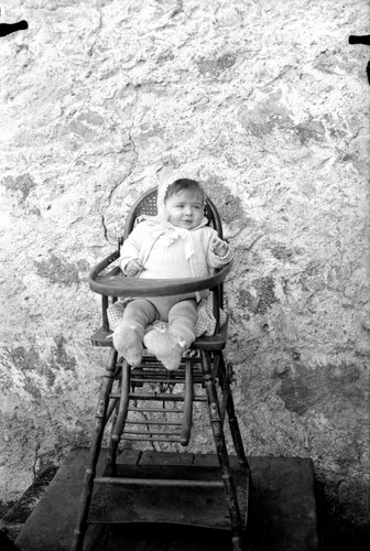 Portrait enfant sur chaise