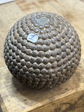 N.1 Ancienne Boule en Bois Cloutée Diamètre 10 cm , Poids  1120 Grammes.