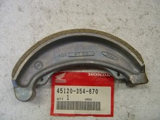 UNE mâchoire frein AV CB125