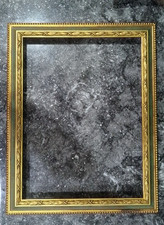 Cadre en bois de sapin doré à la feuille d'or. Dimensions intérieures : cm.50x70