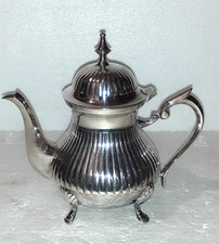 ANCIENNE THEIERE EN METAL ARGENTE. EN PARFAIT ETAT