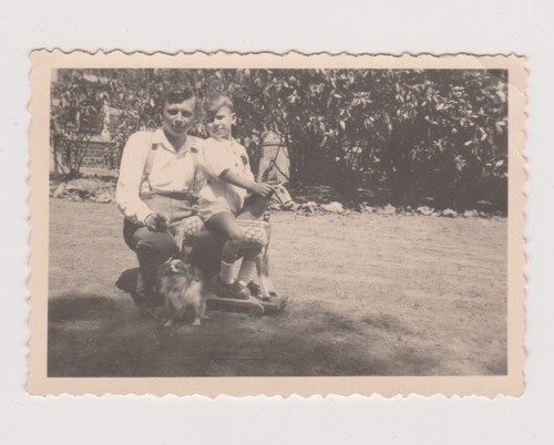 Photo man crouching boy - &,