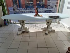 Table design, grand plateau ovale, verre blanc opaque, pieds tulipe tubulaire