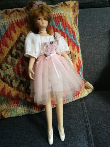 Poupee porcelaine de - ,