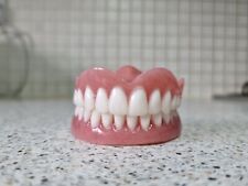 Prothèses complètes supérieures et inférieures, fausses dents.