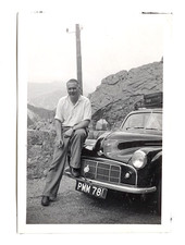 C265 Un homme pose avec Morris