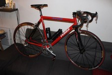 Superbe vélo de route YEBBA