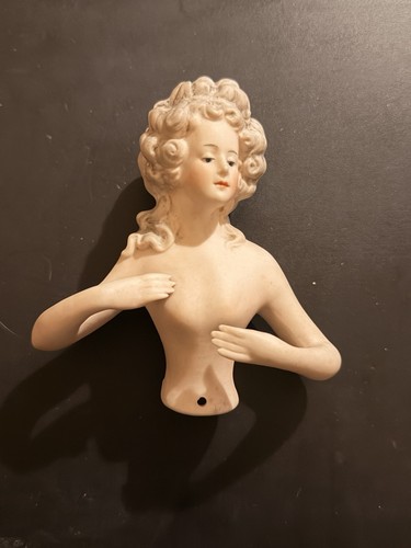 Demie figurine biscuit - -,