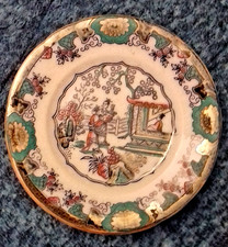 9 ASSIETTES en FAIENCE