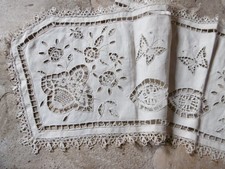 Grand napperon lin écru brodé garni de dentelle fin XIXéme