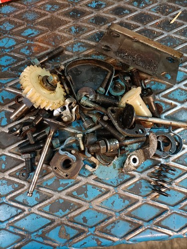Lot pieces moteur - lot, bernard
