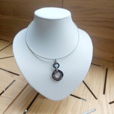 Présentoir à bijoux. Buste en simili cuir blanc pour collier. Hauteur 18 cm
