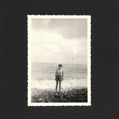 Jeune femme maillot - pieds, eau