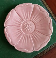 ANCIENNE ASSIETTE EN CÉRAMIQUE BARBOTINE - DÉCOR FLEUR- COULEUR ROSE