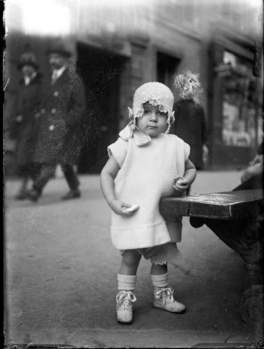 Portrait enfant debout banc