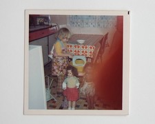 Fille joue cuisine poupées