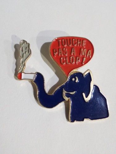 Pin touche pas - pin's, clop