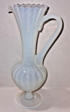 JOLI VASE FORME AIGUIERE VERRE OPALIN à REFLETS BLEUS COLLECTION