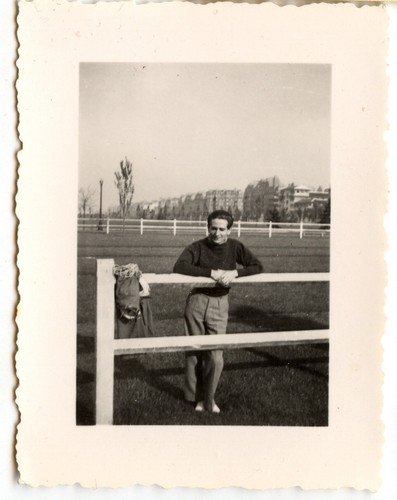 Homme accoudé rambarde