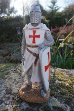 HF1439  PROMO FIGURINE TEMPLIER  MEDIEVAL AVEC BOUCLIER HEAUME  EPEE GM  26CM