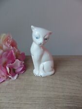 Figurine Chat Assis aux Yeux Bleus en Céramique Blanche Décoration Vintage