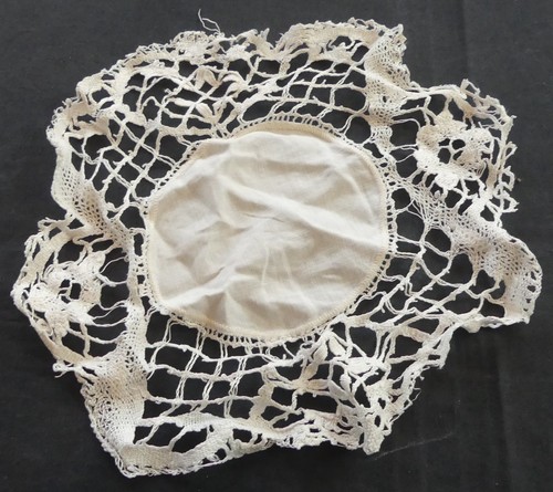 Napperon rond ancien - , –