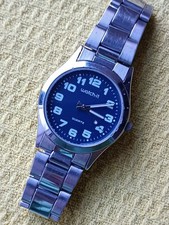 Montre à cadran bleu pour