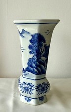 Vase en faience bleue et