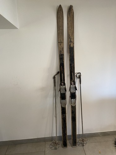 Anciens skis bois avec - bois,