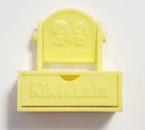 Petite coiffeuse miniature
