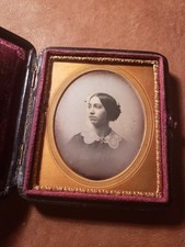 Stunning 1/6th. Plate Vignette Daguerreotype Of A Beautiful woman