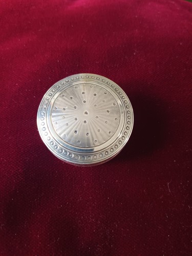 Belle boîte pilules - pilules, argent